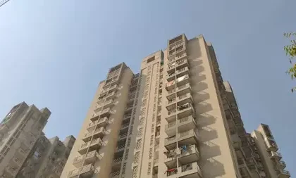 ग्रेटर नोएडा में सनसनी: मां पर चाकू से हमला करने के बाद युवक ने 5वीं मंजिल से लगाई छलांग, मौत