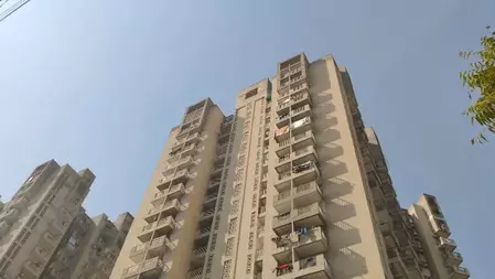 ग्रेटर नोएडा में सनसनी: मां पर चाकू से हमला करने के बाद युवक ने 5वीं मंजिल से लगाई छलांग, मौत